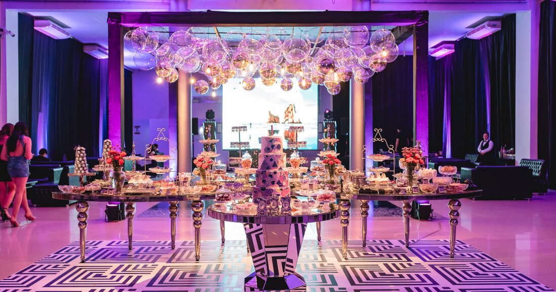 Buffet de banquetería con variedad de platos para evento