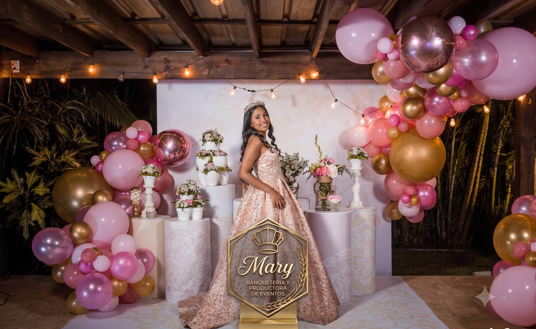 Fiesta de 15 años con decoración y pista de baile