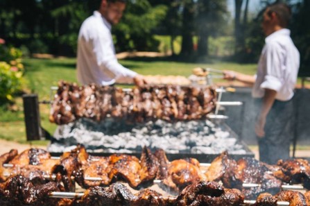 Parrilla con carnes para asado a domicilio en evento