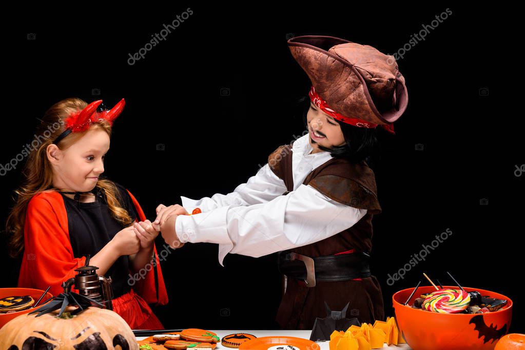 Fiesta infantil temática con decoración colorida y mesa de banquetería
