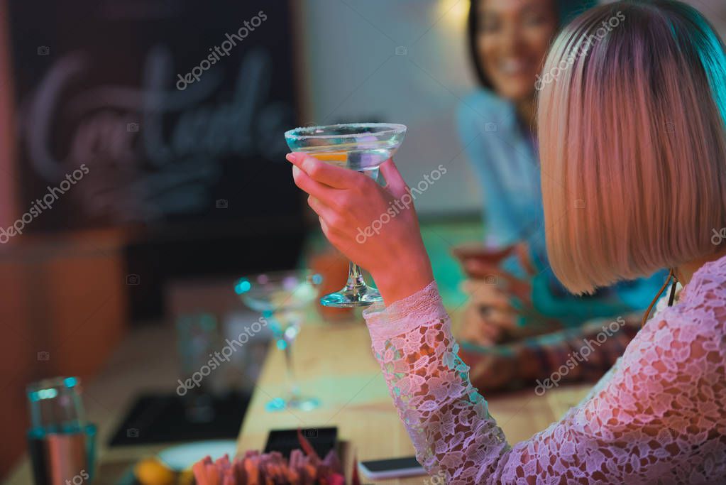 Barra de tragos iluminada en evento nocturno