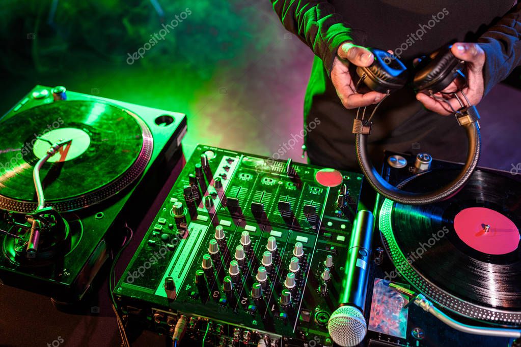DJ animando una fiesta con luces y música