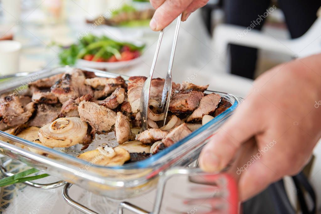 Parrilla con carnes para asado a domicilio en evento