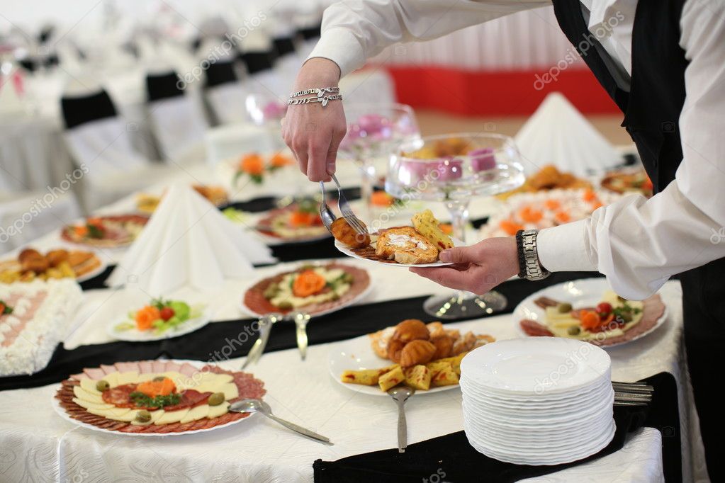 Montaje elegante de banquetería para matrimonio con mesas decoradas