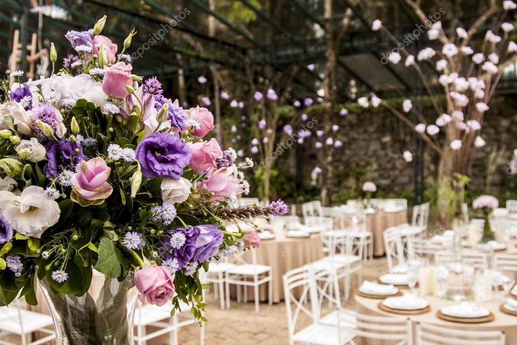 Montaje de matrimonio elegante con mesas vestidas y decoración romántica