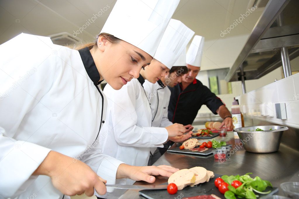 Chef de banquetería preparando platos para un evento