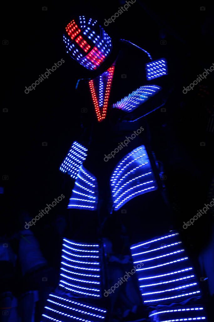 Equipo de entretención con robot LED en una fiesta