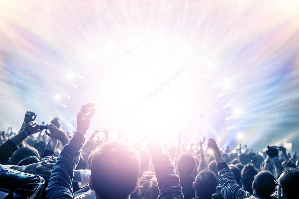 Evento comunitario al aire libre con público y escenario