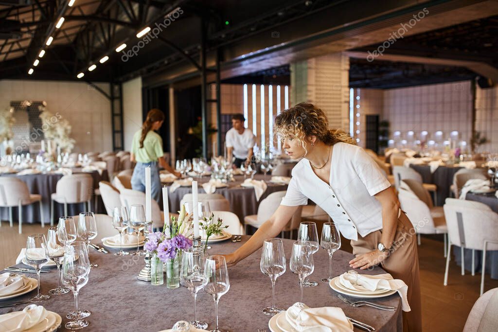 Equipo montando mesas y decoración para un evento