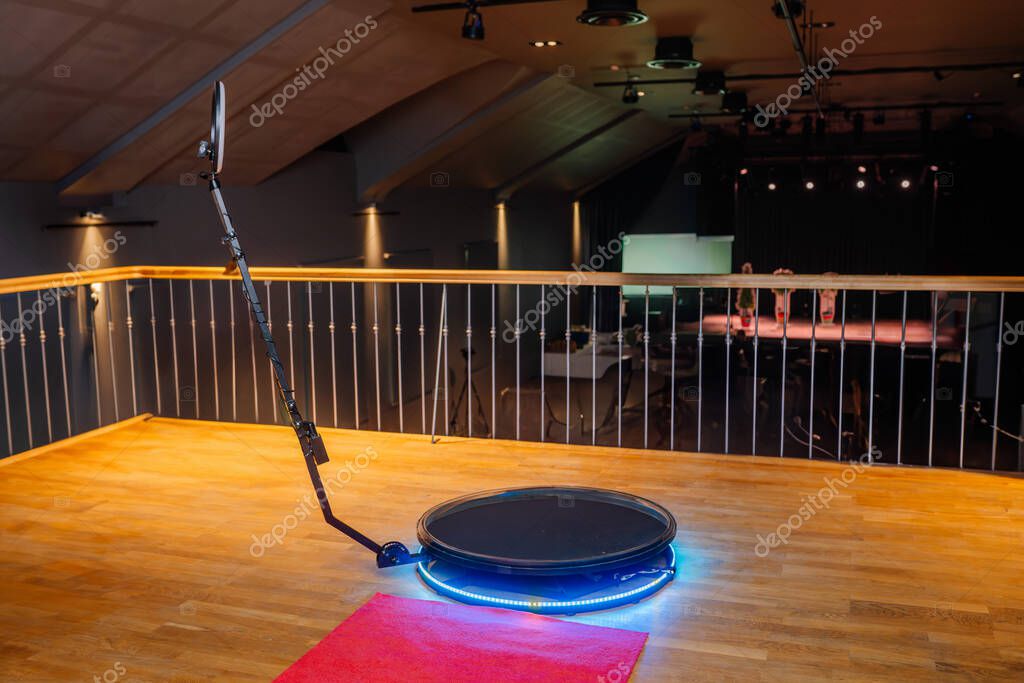 Invitados usando cabina fotográfica y plataforma 360 en evento