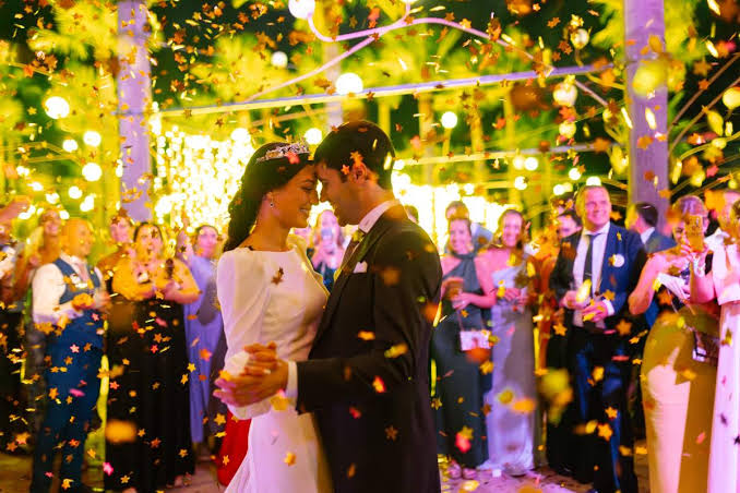 Salón de matrimonio decorado con iluminación cálida