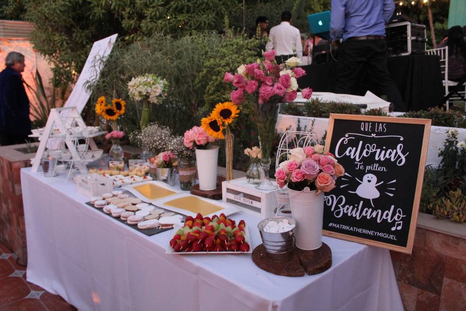 Mesa de coffee break para evento empresarial