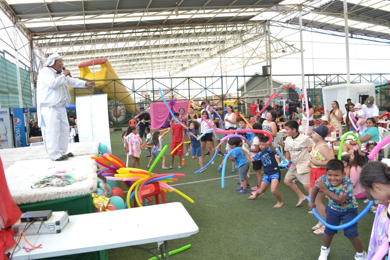 Cumpleaños infantil temático con decoración colorida y mesa de dulces