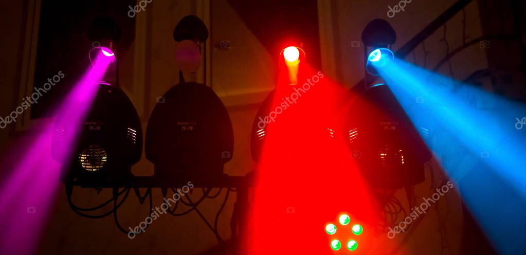 Pista de baile iluminada con novios y invitados celebrando