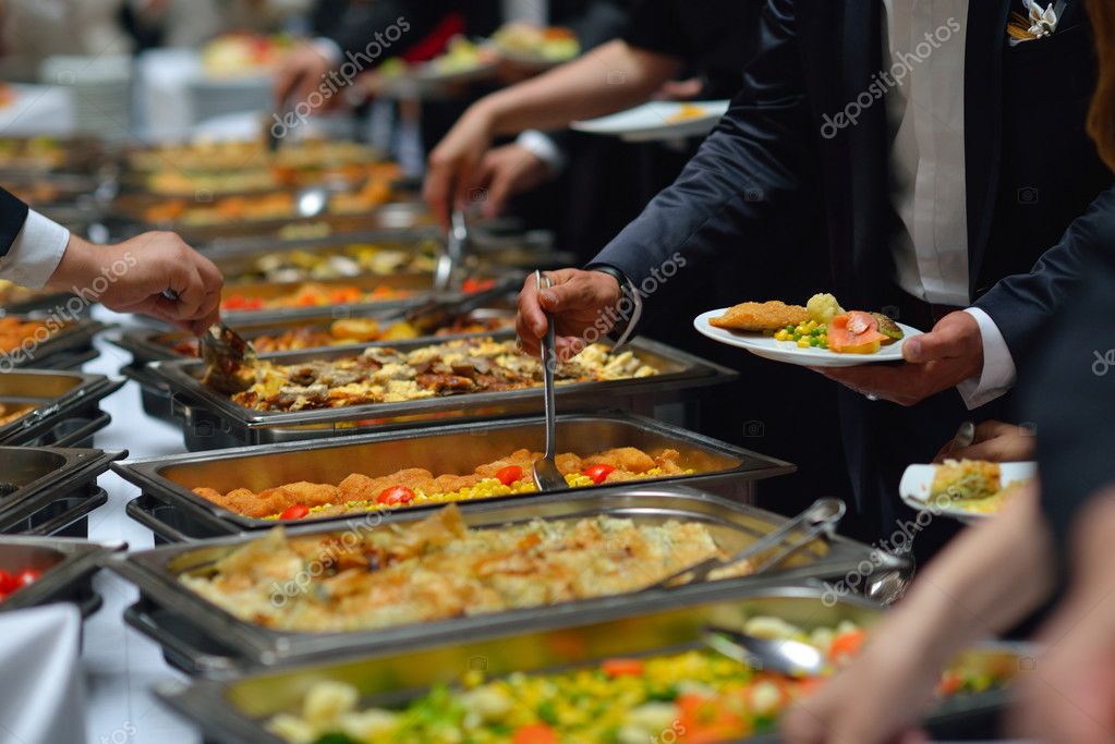 Buffet de banquetería con variedad de platos para matrimonio