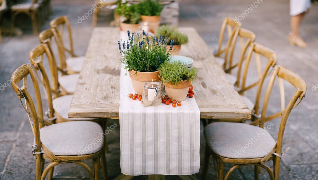 Centros de mesa con flores y velas para banquete de matrimonio