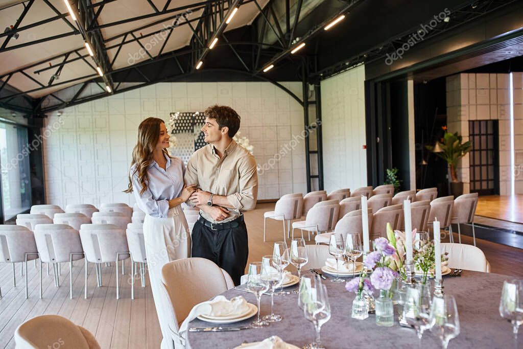 Montaje de mesas con banquetería elegante para matrimonio