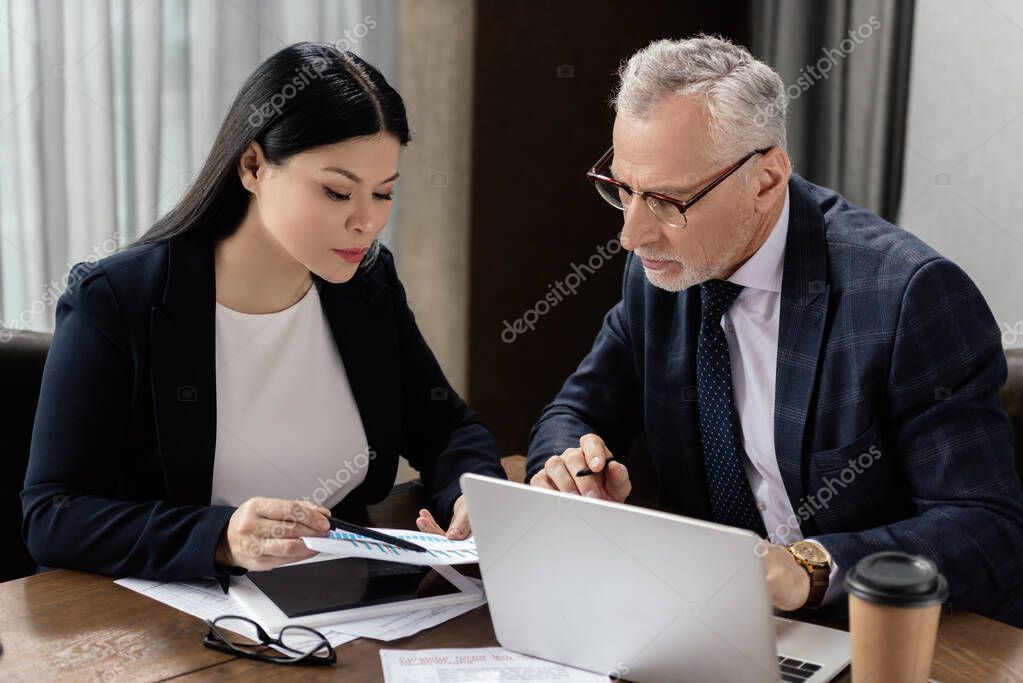 Día de la familia empresarial al aire libre con carpas y banquetería