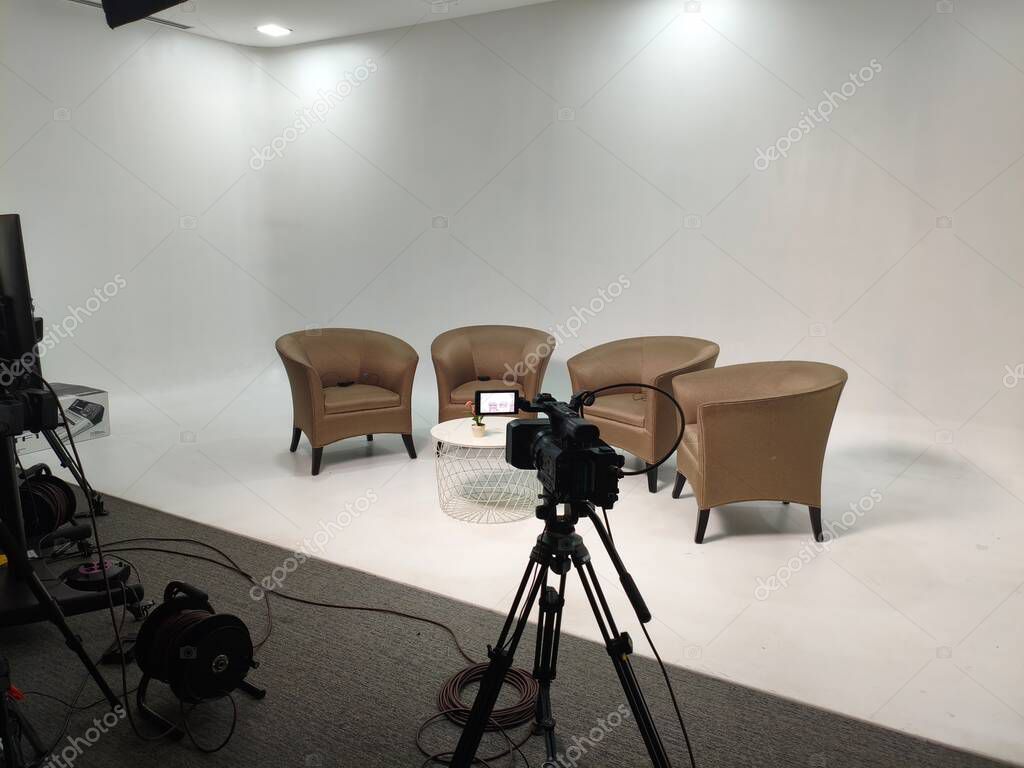Escenario iluminado y decoración corporativa para evento de aniversario de empresa