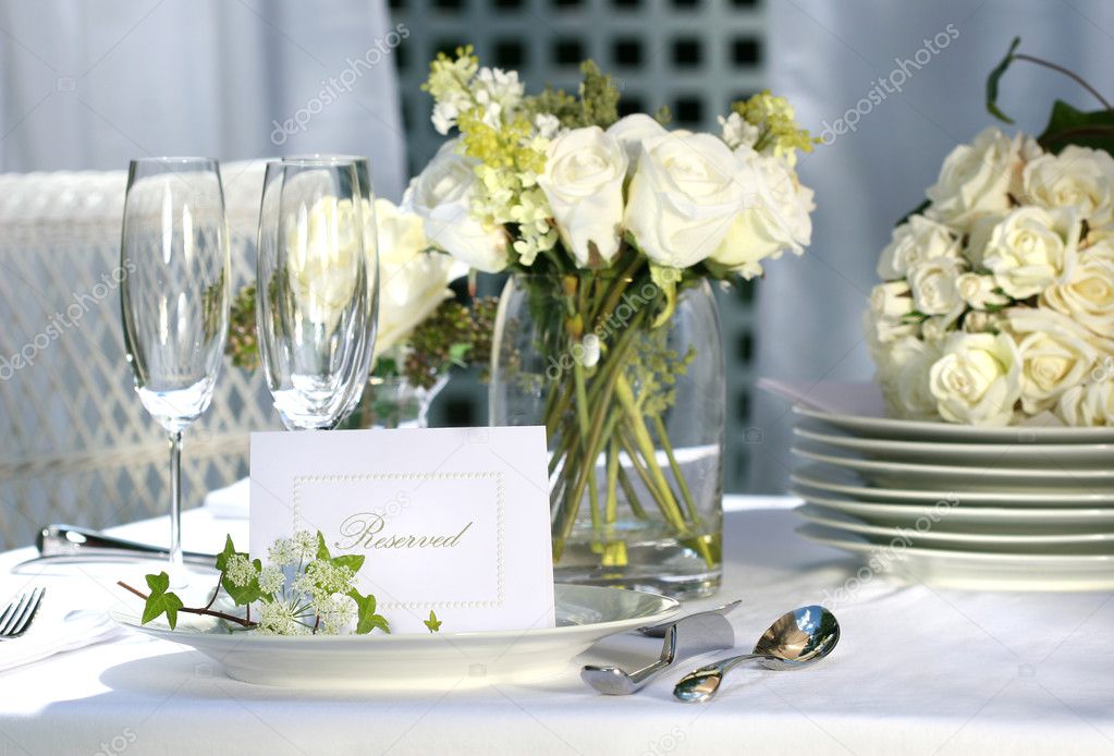 Cena de graduación con mesas vestidas y decoración elegante
