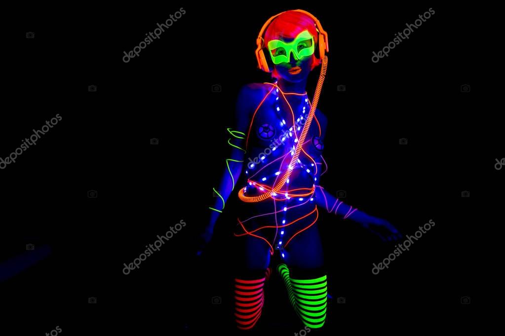 Robot LED animando la pista de baile en evento temático