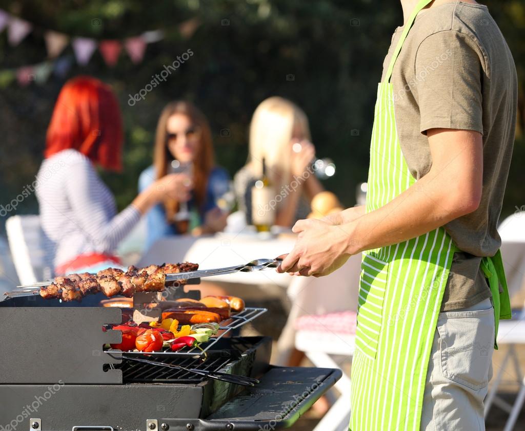 Parrilla encendida en asado a domicilio para evento familiar