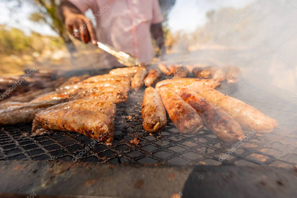 Reunión familiar al aire libre con servicio de banquetería completo